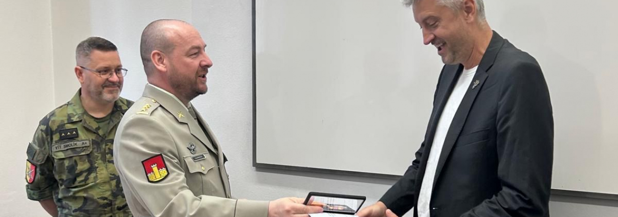 ředitel KVV hlavní město Praha plk. Ing. Pavel Mareček předává pamětní medaily doc. JUDr. Davidu Zámkovi, Ph.D., LL.D
