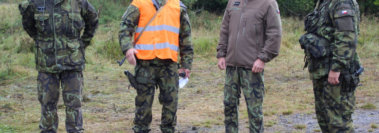 3_velitel_roty_popisuje_vycvik_autor_kpt._halikova.jpg