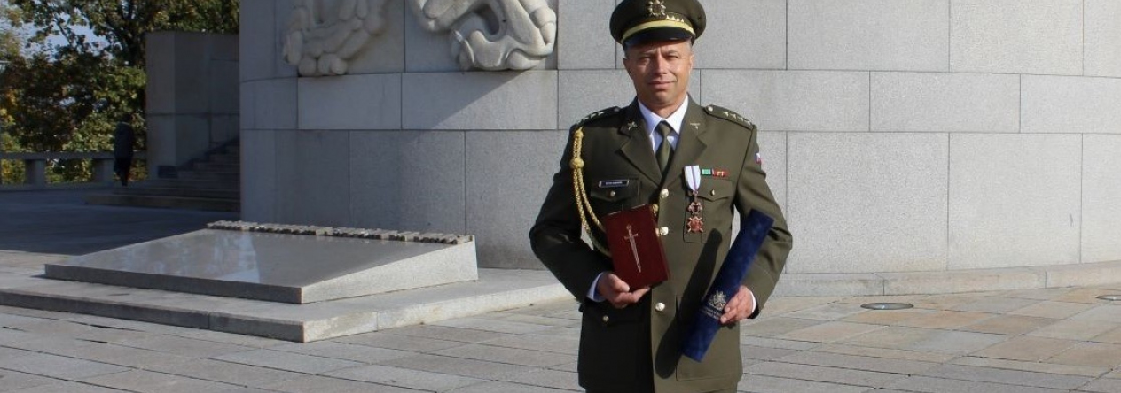 11_kpt._hamann_pred_pamatnikem_autor_kpt._mgr._martina_sofie_halikova_-_kopie.jpg