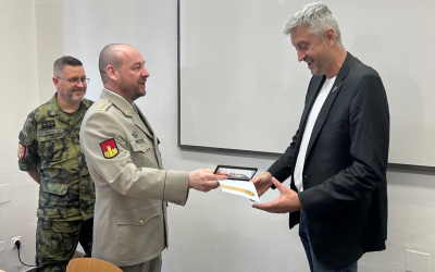 ředitel KVV hlavní město Praha plk. Ing. Pavel Mareček předává pamětní medaily doc. JUDr. Davidu Zámkovi, Ph.D., LL.D