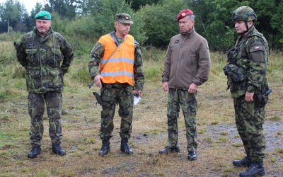 3_velitel_roty_popisuje_vycvik_autor_kpt._halikova.jpg