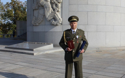 11_kpt._hamann_pred_pamatnikem_autor_kpt._mgr._martina_sofie_halikova_-_kopie.jpg