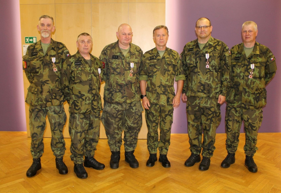 12_plukovnik_genser_s_vojaky_az_kvv_hmp_autor_kapitanka_sofie_halikova.jpg