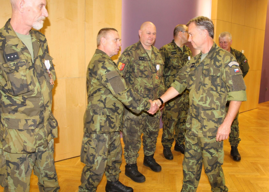 13_plukovnik_genser_s_vojaky_az_kvv_hmp_autor_kapitanka_sofie_halikova.jpg