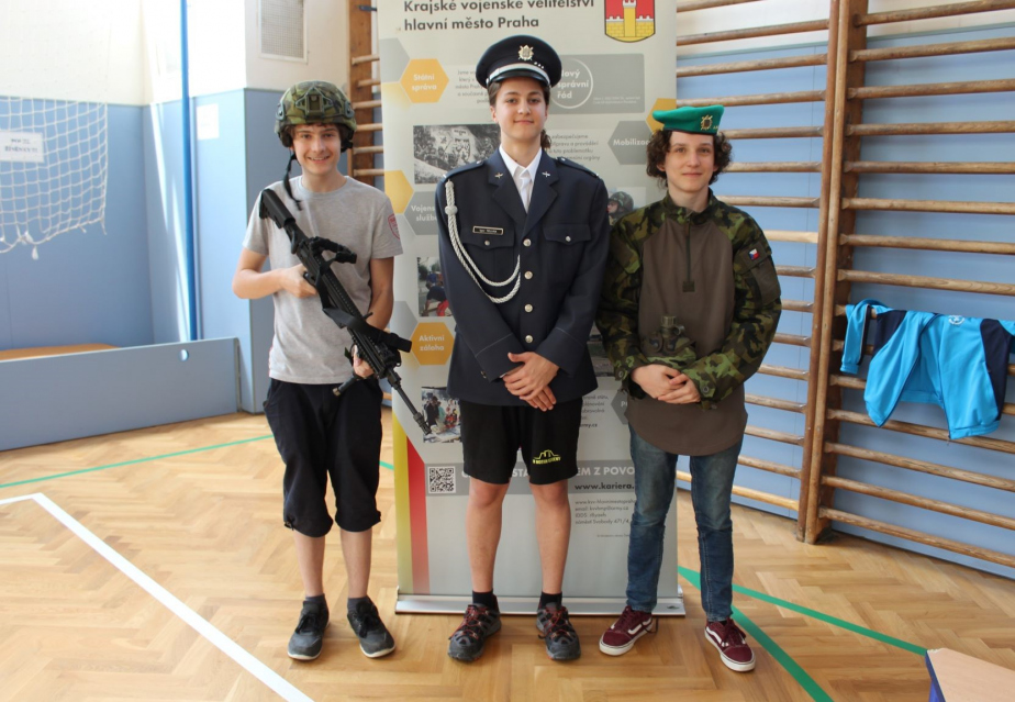 16_se_zbrani_a_v_uniforme_autor_kpt._martina_sofie_halikova.jpg