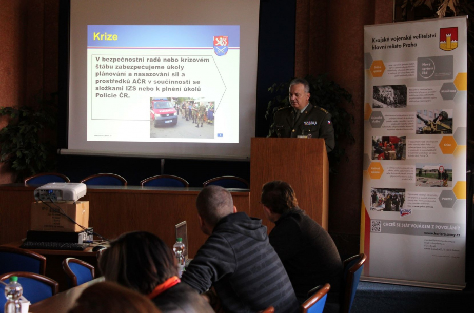 3_reditel_kvv_hmp_pri_prezentaci_autor_kpt._martina_sofie_halikova.jpg