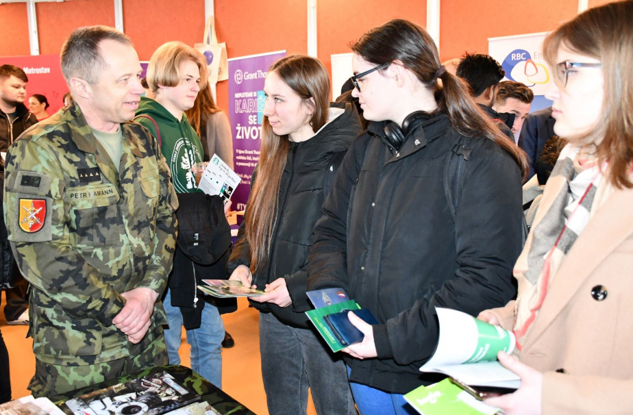 5_kpt._hamann_na_veletrhu_prac._prilezitosti_czu_autor_kpt._martina_sofie_halikova.jpg