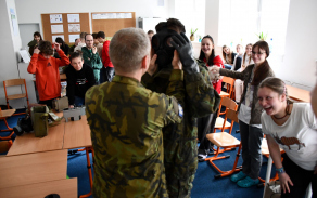 Dobrovolníci si vyzkoušeli také chemický oblek a masku