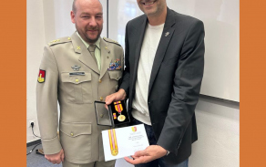 ředitel KVV hlavní město Praha plk. Ing. Pavel Mareček a garant bakalářského programu Bezpečnostního studia Doc. JUDr. David Zámk, Ph.D., LL.D