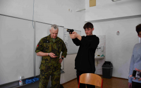 Střelba z laserové pistole
