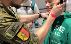 Děti se mohly nechat namalovat maskovacími barvami