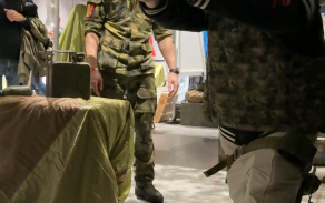 Střelba s laserové pistole s balistickou helmou a vestou