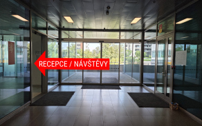 Projděte na konec pasáže, dejte se doleva a nahlaste se na recepci ve vestibulu