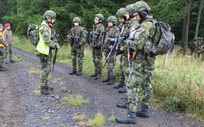 11_velitel_druzstva_vydava_pokyny_autor_kpt._halikova.jpg