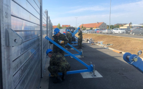 Vojáci AZ připevňují podpěry sloužící k vertikálnímu zajištění hradidel
