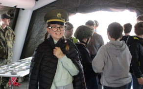 17_s_vojenskou_cepici_autor_kpt._martina_sofie_halikova_2.jpg