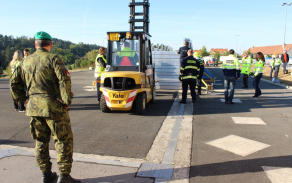 Ředitel KVV hl. m. Praha sleduje dobrovolné hasiče při práci