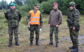 3_velitel_roty_popisuje_vycvik_autor_kpt._halikova.jpg
