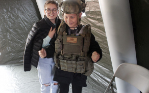 9_s_novou_prilbou_autor_kpt._martina_sofie_halikova.jpg