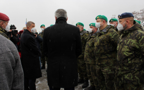 Neformální setkání vojáků AZ s předsedou vlády, ministrem obrany a NGŠ